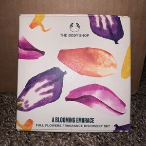 The Body Shop A Blooming Embrace Fragrance Set